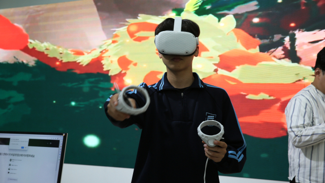 장애인미디어축제에서 VR체험을 하는 관객 모습. 부산시청자미디어센터 제공