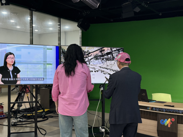 장애인을 위한 스마트기기 체험 모습. 부산시청자미디어센터 제공