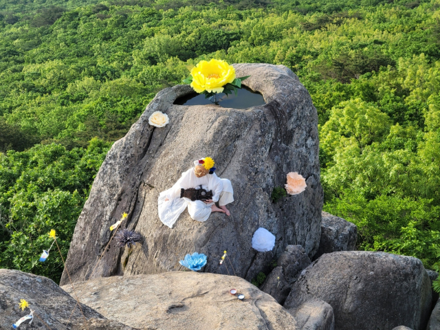 지난해 제21회 금정산생명문화축전 때 금정산 금샘에서 진행된 '산굿' 모습. 부산민예총 제공