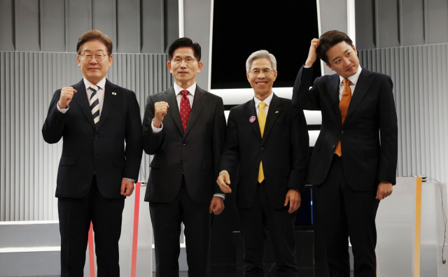 더불어민주당 이재명·국민의힘 김문수·민주노동당 권영국·개혁신당 이준석 대선후보가 23일 서울 영등포구 여의도 KBS 스튜디오에서 열린 제21대 대선 2차 후보자 토론회 시작에 앞서 기념 촬영하기 위해 자리하고 있다. 연합뉴스