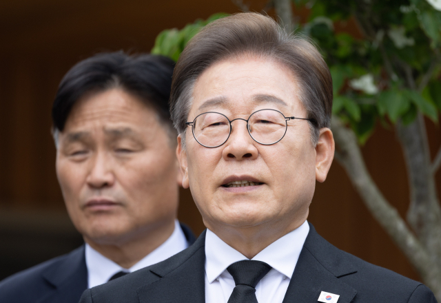 더불어민주당 이재명 대선 후보가 고 노무현 전 대통령 16주기인 23일 경남 김해시 봉하마을 노 전 대통령 관저에서 권양숙 여사, 문재인 전 대통령 등과 만난 뒤 나와 백브리핑을 하고 있다. 연합뉴스