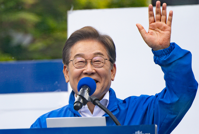 더불어민주당 이재명 대선 후보가 24일 경기 시흥시 배곧아브뉴프랑센트럴광장에서 열린 유세에서 시민들에게 인사하고 있다. 연합뉴스