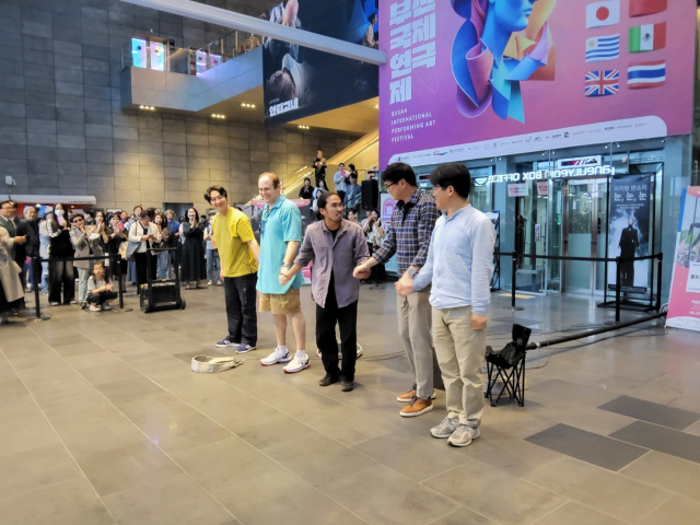 '폴로세움' 공연을 마친 서남재가 기둥이 넘어지지 않도록 쇠줄을 붙잡아 준 도우미 관객 네 명을 불러내 감사 인사를 하고 있다. 독자 제공