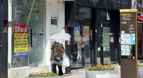지난해 8월 부산 중구 광복로 거리의 상가 건물 곳곳에 임대 안내문이 붙어 있다. 정종회 기자 jjh@
