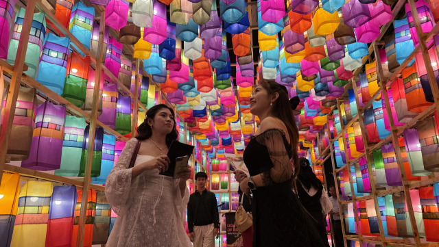 5월 24일 필리핀 마닐라 주필리핀 한국문화원 다목적홀에서 ‘한국의 빛-진주실크등’ 순회 전시가 개막했다. 형형색색 실크등에 관람객들이 감탄하고 있다. 김현우 기자