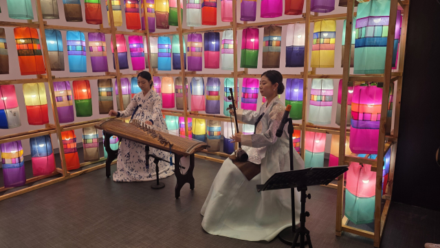 진주실크등 순회공연 개막식에서 펼쳐진 가야금·해금 초청공연 모습. 한국 전통 문화의 조화에 관람객들의 찬사가 이어졌다. 김현우 기자