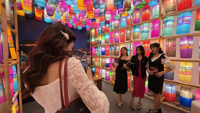 이번 전시는 필리핀에서 한국의 전통 실크 문화가 단독으로 소개되는 최초의 전시로, 터널형 연출을 통해 입체적이고 몰입감 있는 공간을 선보인다. 김현우 기자