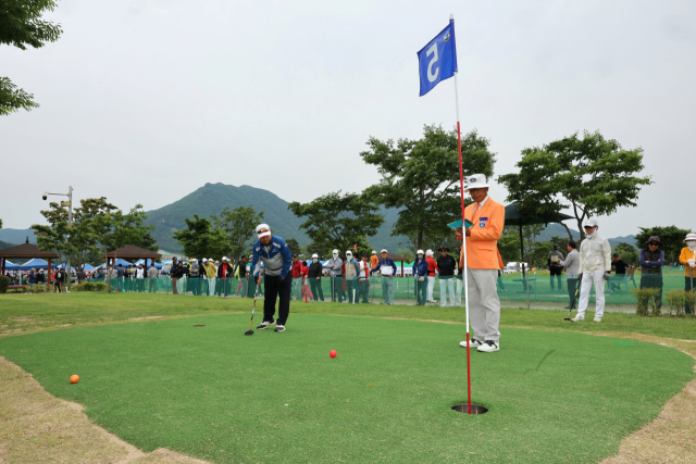 대회에 참가한 선수가 퍼팅을 하고 있다. 양산시 제공