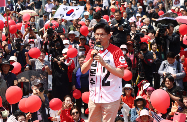 국민의힘 김문수 대선 후보가 25일 충남 보령시 대천역 광장에서 집중 유세를 하고 있다. 연합뉴스