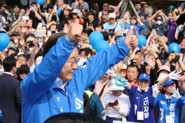 더불어민주당 이재명 대선 후보가 21일 인천광역시 부평역 북광장에서 열린 집중유세에서 시민들에게 인사하고 있다.연합뉴스