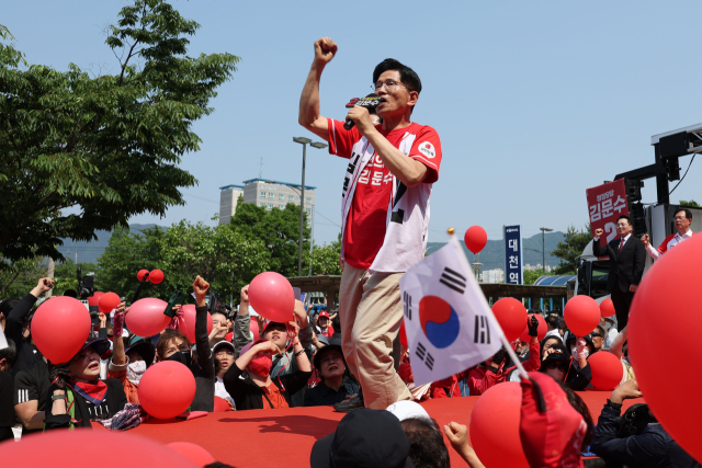 국민의힘 김문수 대선 후보가 25일 충남 보령시 대천역 광장에서 집중 유세를 하고 있다. 연합뉴스
