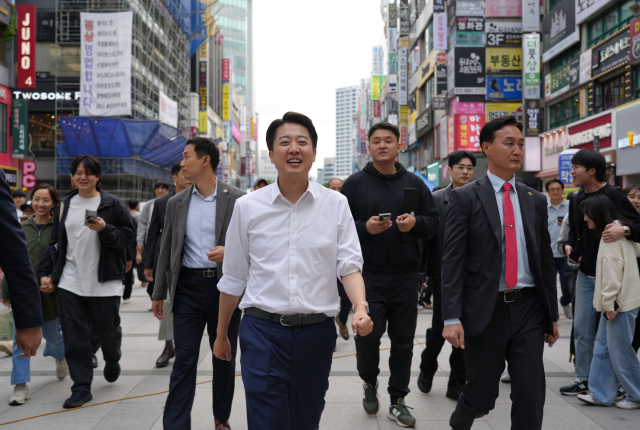 개혁신당 이준석 대선 후보가 24일 경기도 성남 분당구 서현역 앞 광장에서 지지를 호소하며 이동하고 있다. 연합뉴스