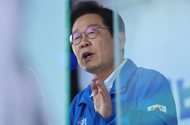 더불어민주당 이재명 대선 후보가 25일 충남 당진시 당진전통시장에서 열린 유세에서 시민들에게 지지를 호소하고 있다. 연합뉴스