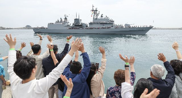 2023년 5월 청해부대 40진 광개토대왕함 장병들이 가족 등의 환송을 받으며 출항하고 있다. 민간 선박 보호를 위한 해군 역할 강화가 필요하다는 지적이 나왔다. 부산일보DB