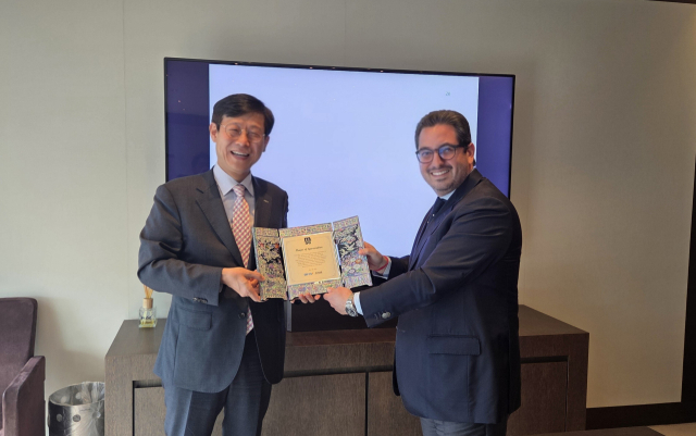 송상근 BPA 사장이 디에고 아폰테 MSC그룹 사장에게 감사패를 증정하고 있다. BPA 제공