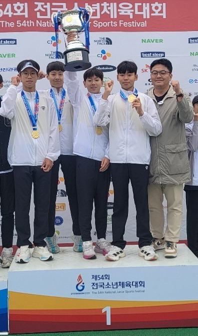 부산체중 선수들이 지난 24일 전국소년체육대회 근대3종 남중부 단체전에서 금메달을 딴 후 기뻐하고 있다. 부산시체육회 제공