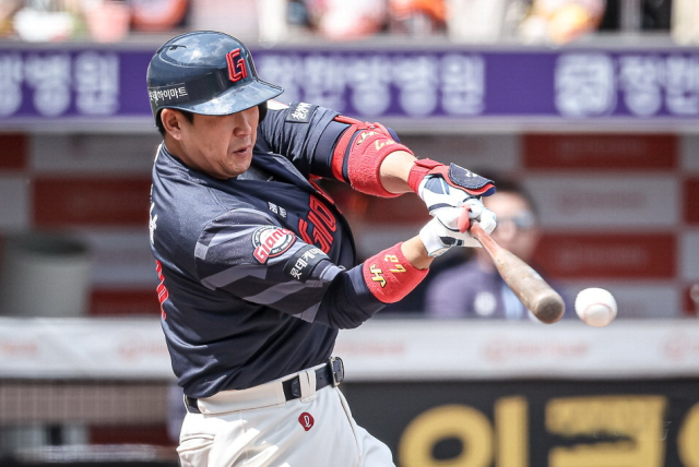 롯데 자이언츠 유강남이 25일 대전에서 열린 한화 이글스전에서 5회 적시타를 때리고 있다. 롯데 자이언츠 제공