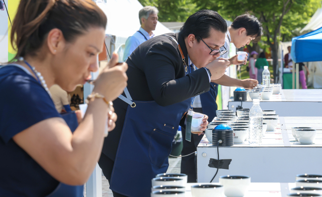 2025 글로벌 영도 커피 페스티벌이 열린 25일 부산 영도구 아미르공원 메인무대에 커핑(cupping) 경연대회인 ‘GPCC in 영도’가 진행되고 있다. 김종진 기자 kjj1761@