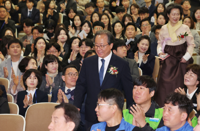 지난달 3일 부산시교육청 대강당에서 열린 제23대 교육감 취임식에서 김석준 교육감이 직원들의 박수를 받으며 입장하고 있다. 정종회 기자 jjh@