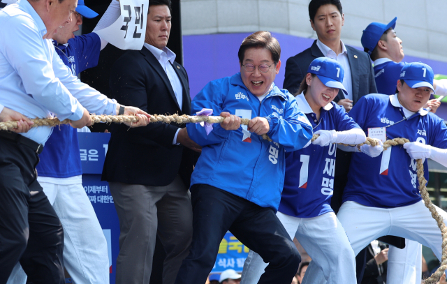 더불어민주당 이재명 대선후보가 25일 충남 당진시 당진전통시장에서 열린 유세에서 ‘국민편 대 기득권편 줄다리기’ 퍼포먼스를 하고 있다.연합뉴스