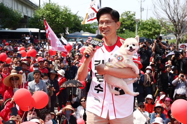 25일 국민의힘 김문수 대선후보가 충남 보령시 대천역 광장에서 집중 유세를 하고 있다. 연합뉴스