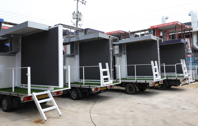 제21대 대통령 선거 후보 등록 마감일인 11일 경기도 김포시 한 차량광고업체에서 관계자들이 국민의힘 김문수 대선 후보 선거 유세 차량을 제작하고 있다. 연합뉴스