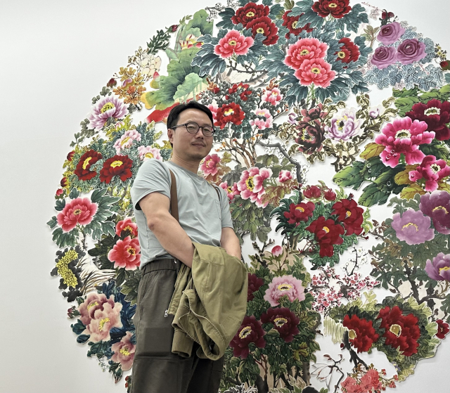 다이어그램 작품 앞에 선 이창진 작가. 김은영 기자