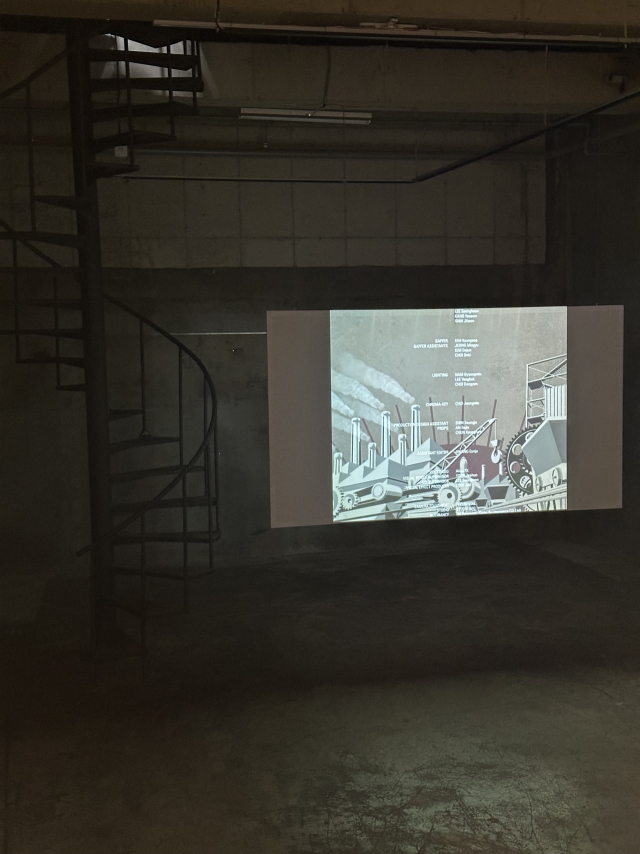 문경원&전준호는 ‘자유의 마을’을 상영 중인 카린갤러리 실내. 김은영 기자