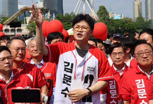 국민의힘 한동훈 전 대표가 25일 서울 송파구 일대에서 김문수 대선 후보 지원유세에 나서고 있다. 연합뉴스