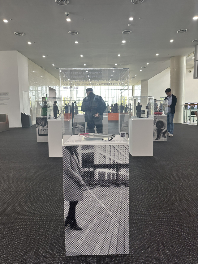 부산현대미술관 배리어프리 기획전 ‘열 개의 눈’ 1층 로비 전경. 김은영 기자