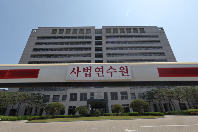 대법원 전원합의체의 더불어민주당 이재명 대선후보 판결로 촉발된 사법부 안팎 논란을 다룰 전국법관대표회의가 하루 앞으로 다가온 가운데 25일 회의가 열릴 경기 고양시 사법연수원 정문 모습. 연합뉴스