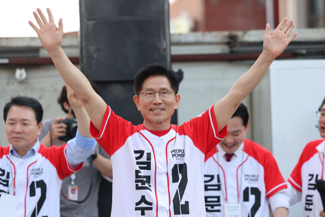 국민의힘 김문수 대선 후보가 25일 충남 서산시 중앙통 로데오거리에서 집중 유세를 하고 있다. 연합뉴스