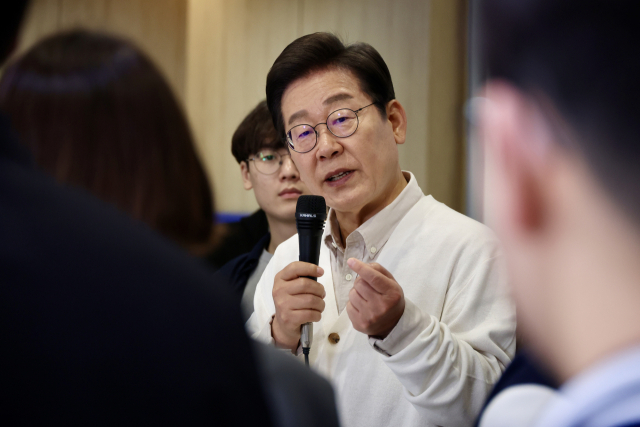 더불어민주당 이재명 대선 후보가 26일 경기 수원시 영통구 아주대학교 혁신공유라운지에서 청년 정책을 논의하기 위해 대학생들과 간담회를 하고 있다. 연합뉴스