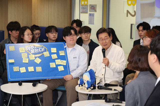 더불어민주당 이재명 대선 후보가 26일 경기 수원시 영통구 아주대학교 혁신공유라운지에서 청년 정책을 논의하기 위해 대학생들과 간담회를 하고 있다. 연합뉴스