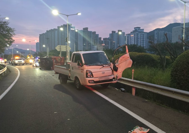 26일 오전 4시 20분께 부산 동래구 원동IC 출구 부근에서 넘어진 화물차를 뒤따르던 화물차가 들이받아 2명이 다쳤다. 부산 동래경찰서 제공