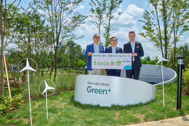 메르세데스-벤츠 사회공헌위원회 마티아스 바이틀(맨 오른쪽) 의장이 22일 서울 보라매공원에 조성된 ‘그린플러스 도시숲’에서 아이들과미래재단 이훈규(맨왼 쪽) 이사장, 서울시 김성보 행정2부시장과 기념촬영을 하고 있다. 벤츠코리아 제공