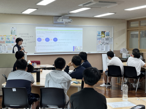 역사강의를 듣고있는 1-4반 학생들의 모습.