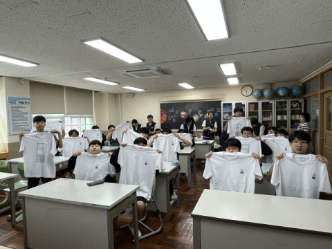 실크스크린 체험 후 1-2반 학생들의 모습.