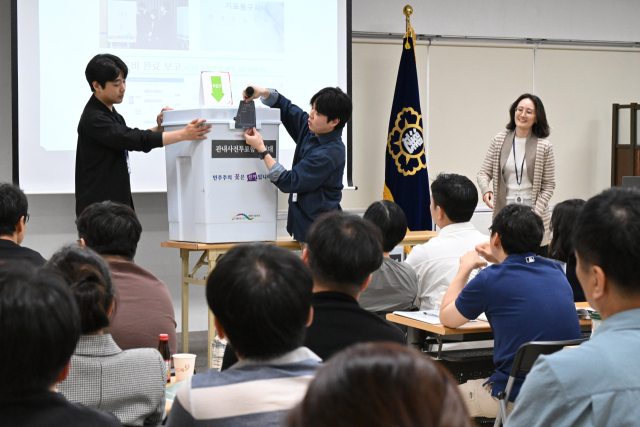 제21대 대통령선거 사전투표일을 사흘 앞둔 26일 서울 중랑구선거관리위원회에서 대선 사전투표관리관 교육이 열리고 있다. 연합뉴스