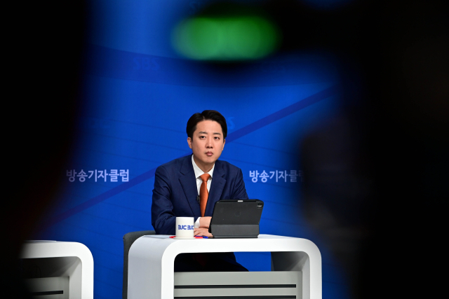 개혁신당 이준석 대선 후보가 26일 서울 양천구 한국방송회관에서 열린 한국방송기자클럽 초청 토론회에 참석해 있다. 연합뉴스