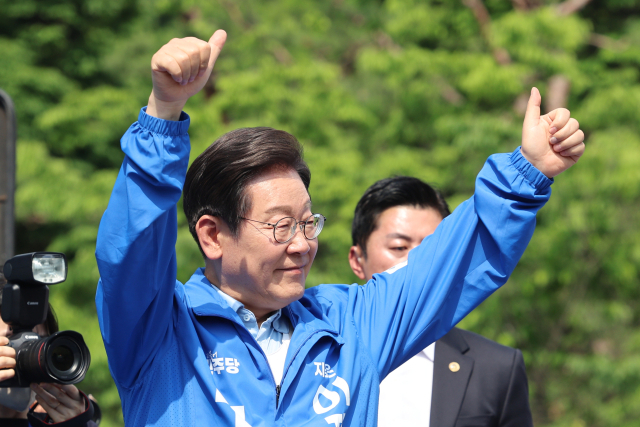 더불어민주당 이재명 대선 후보가 26일 용인시 수지구 단국대 죽전캠퍼스 앞에서 열린 유세에서 지지를 호소하고 있다. 연합뉴스