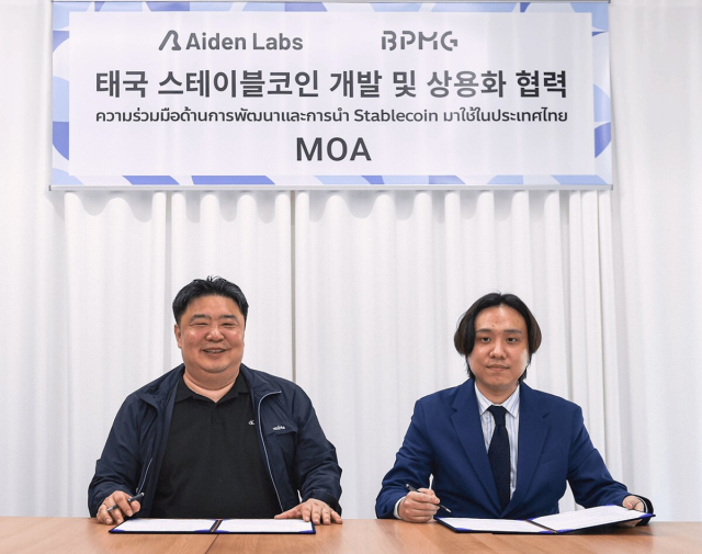 비피엠지 차지훈(왼쪽) 대표와 에이든랩스 네이튼 장 대표가 태국에서 합의각서를 체결 후 기념 촬영을 하고 있다. 비피엠지 제공