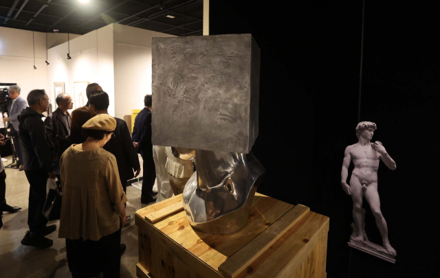 약 2000평 규모의 미술관급 전시 공간을 갖춘 ‘지그재그아트센터’의 개관식이 26일 부산 해운대구 중동 엘시티 서편 1층에서 열렸다. 행사에 참석한 내빈들이 전시관을 둘러보고 있다. 이재찬 기자 chan@