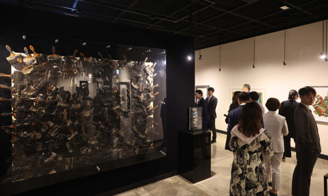 약 2000평 규모의 미술관급 전시 공간을 갖춘 ‘지그재그아트센터’의 개관식이 26일 부산 해운대구 중동 엘시티 서편 1층에서 열렸다. 행사에 참석한 내빈들이 전시관을 둘러보고 있다. 이재찬 기자 chan@