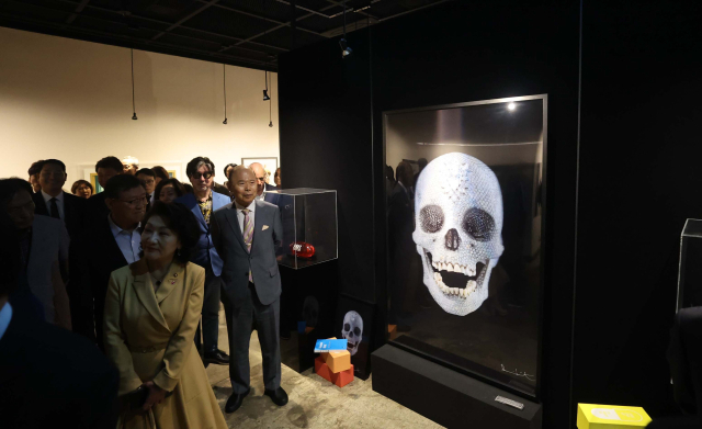 약 2000평 규모의 미술관급 전시 공간을 갖춘 ‘지그재그아트센터’의 개관식이 26일 부산 해운대구 중동 엘시티 서편 1층에서 열렸다. 행사에 참석한 내빈들이 전시관을 둘러보고 있다. 이재찬 기자 chan@