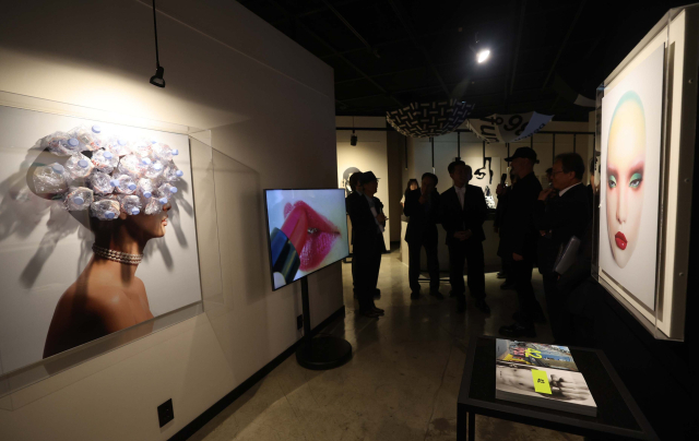 약 2000평 규모의 미술관급 전시 공간을 갖춘 ‘지그재그아트센터’의 개관식이 26일 부산 해운대구 중동 엘시티 서편 1층에서 열렸다. 행사에 참석한 내빈들이 전시관을 둘러보고 있다. 사진은 '42'의 작품들. 이재찬 기자 chan@