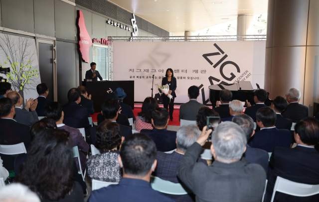 약 2000평 규모의 미술관급 전시 공간을 갖춘 ‘지그재그아트센터’의 개관식이 26일 부산 해운대구 중동 엘시티 서편 1층에서 열렸다. 사진은 이수정 관장 모습. 이재찬 기자 chan@