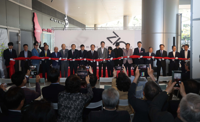 약 2000평 규모의 미술관급 전시 공간을 갖춘 ‘지그재그아트센터’의 개관식이 26일 부산 해운대구 중동 엘시티 서편 1층에서 열렸다. 이재찬 기자 chan@