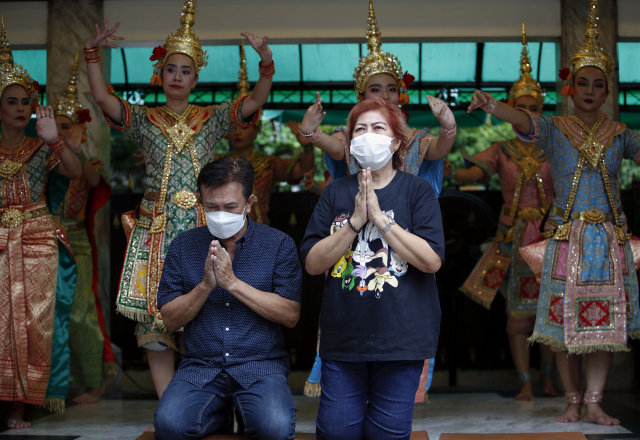 대만·싱가포르·태국 등 아시아 곳곳에서 코로나19가 다시 증가세를 보이고 있다. 지난 20일 태국 방콕 에라완 사원을 찾은 신도들이 마스크를 착용한 모습. EPA연합뉴스
