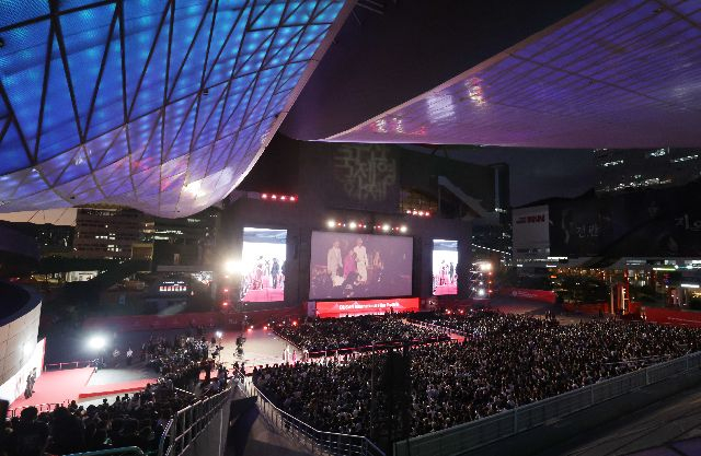 지난해 제29회 부산국제영화제(BIFF)가 부산 해운대구 영화의전당에서 개막해 배우들과 영화 관계자들이 레드카펫을 밟고 있다. 부산일보DB
